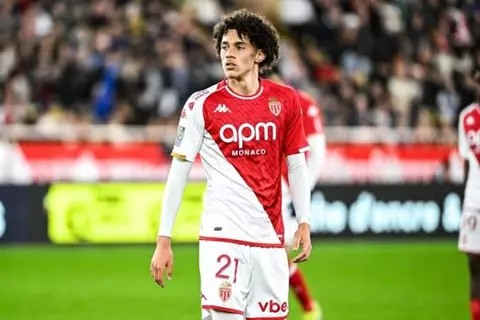 برشلونة يضع عينيه على نجمين صاعدين من الدوري الفرنسي